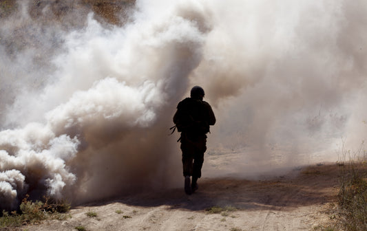 Um soldado correu em meio à fumaça espessa